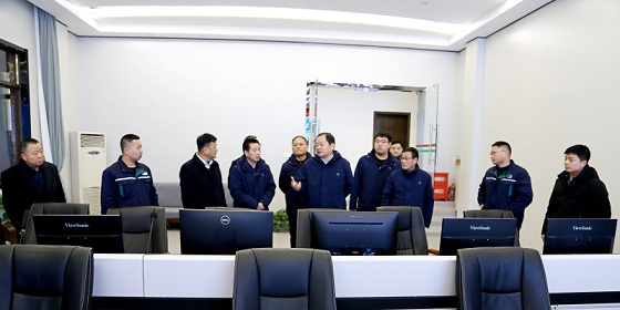 集團公司領(lǐng)導除夕夜慰問堅守崗位員工