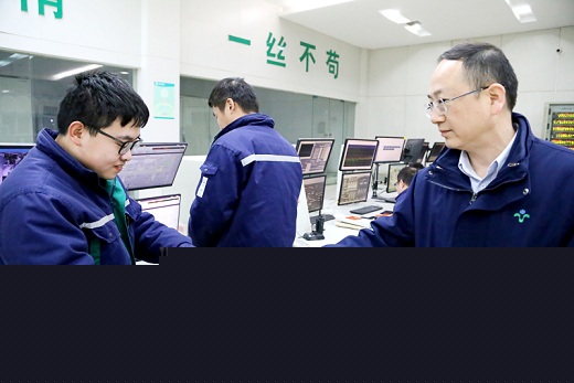 集團(tuán)公司領(lǐng)導(dǎo)除夕夜看望慰問(wèn)一線員工