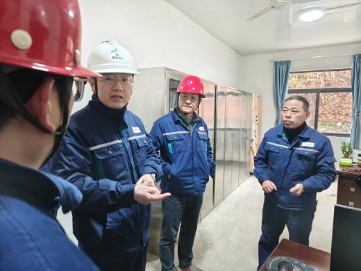 吳亞在新年第一天督導(dǎo)集團(tuán)公司兩重點(diǎn)企業(yè)工作時(shí)強(qiáng)調(diào)全面筑牢安全防線