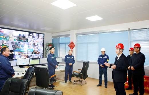 孔濤春節(jié)前看望慰問(wèn)華興化工一線(xiàn)員工