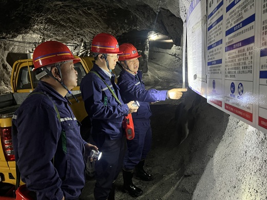 吳亞深入東達礦業(yè)井下一線調(diào)研指導(dǎo)工作