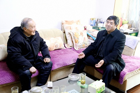 送去新春的問候和祝福公司領(lǐng)導看望慰問退休老干部及特困職工