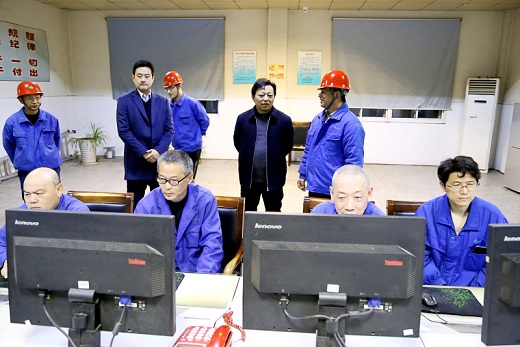 集團(tuán)領(lǐng)導(dǎo)除夕夜慰問堅守崗位干部員工